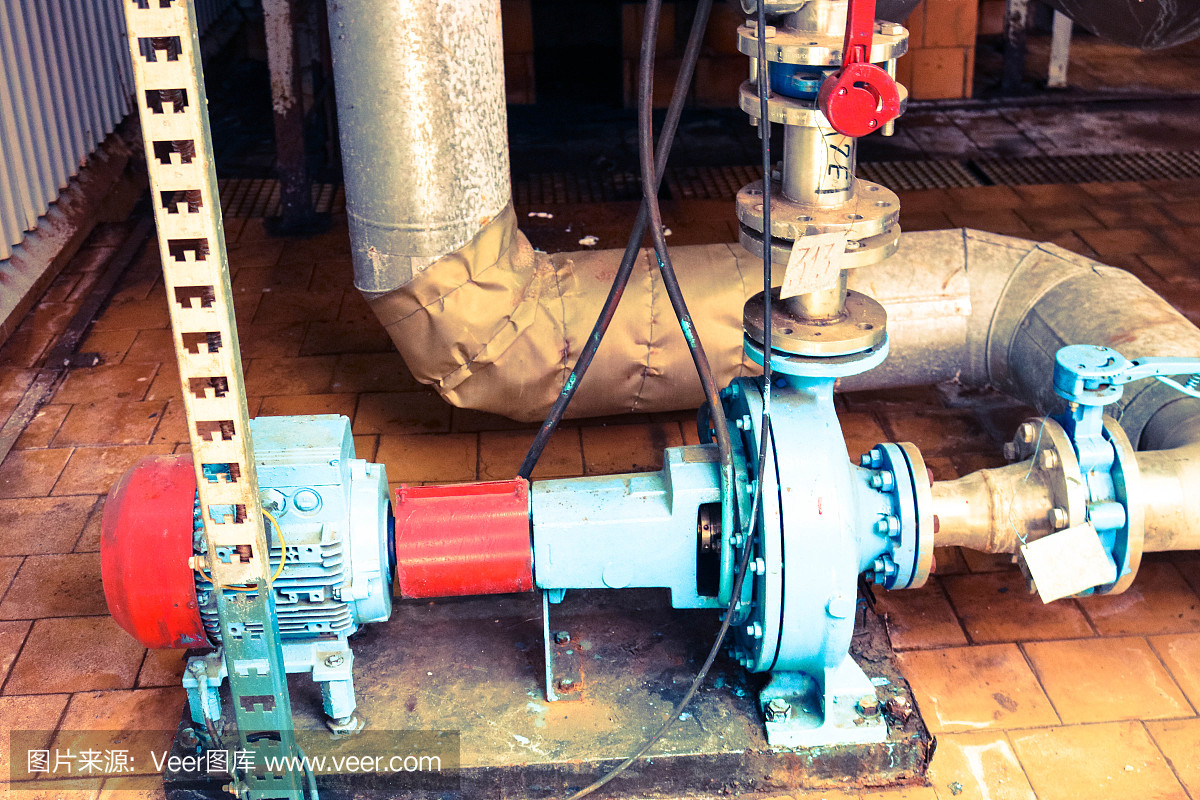 工業(yè)煉油廠、化工石化工廠車間用于泵送液體燃料產(chǎn)品的鐵金屬離心泵設(shè)備和帶法蘭和閥門的管道